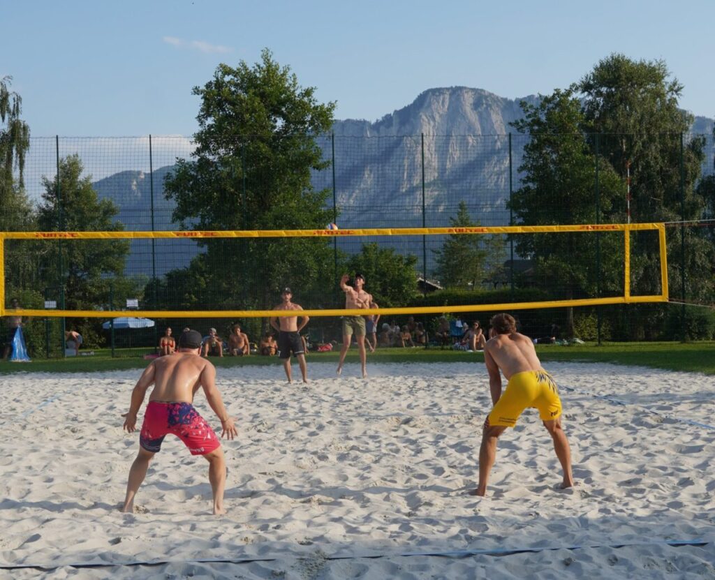Beachvolleyballturnier im Seebad Mondsee mit Drachenwand im Hintergrund