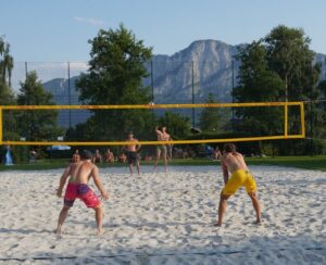 Beachvolleyballturnier im Seebad Mondsee mit Drachenwand im Hintergrund