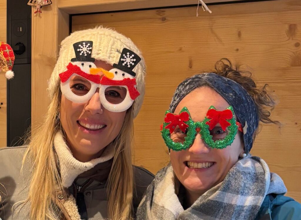 Mädels mit lustigen Weihnachtsbrillen in der Hütte vom Adventmarkt Mondsee