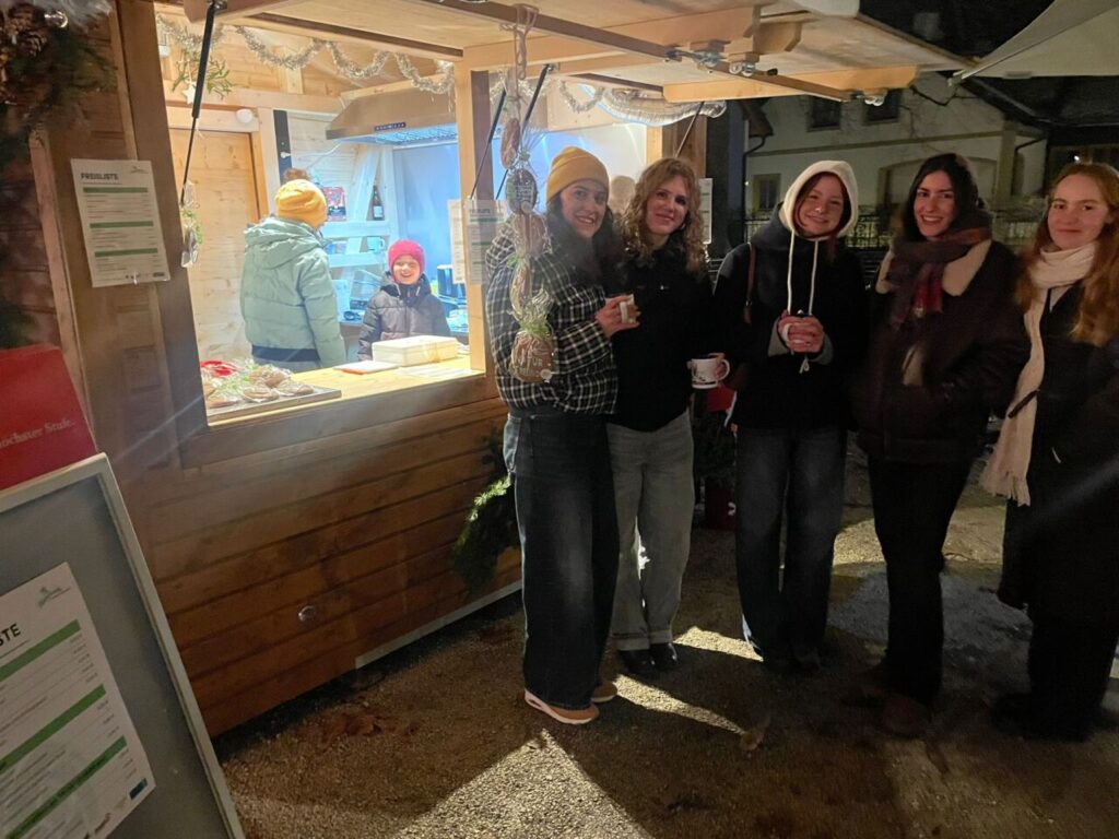Mädelsgruppe am Adventmarkt Mondsee vor der Punschhütte