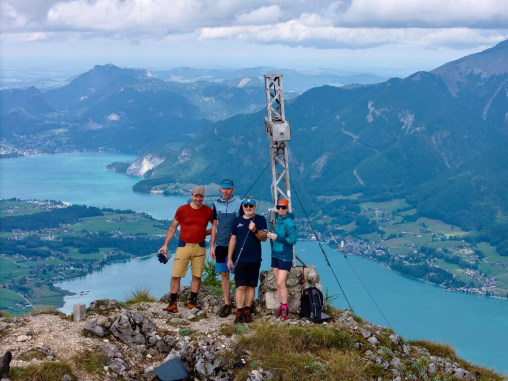 Wandergruppe steht auf dem Gipfel vom Überschreitung von Rettenkogel
