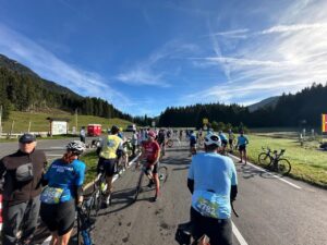 Radfahrer auf gerader Strecke bei blauem Himmel